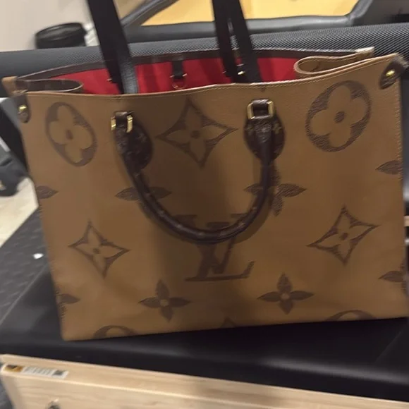 Louis Vuitton OnTheGo GM- used but great condition - Picture 3 of 7